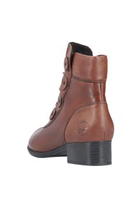 Stivali ankle in pelle marrone con una superficie liscia, caratterizzati da cinque grandi bottoni lungo il lato e un tacco basso impilato.