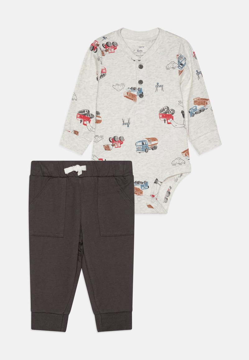 Lys grå bodysuit med lastbilsmønstre, tre knapper ved halsen, parret med mørkegrå elastiske bukser med lommer.