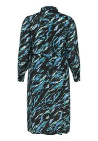 Rochie neagră cu un model abstract colorat în nuanțe de albastru și verde, având mâneci lungi, talie strânsă și un guler.