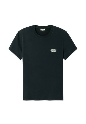 Čierne bavlnené tričko s krátkymi rukávmi, okrúhlym výstrihom a malým bielym logom "AMERICAN VINTAGE" na ľavej hrudi. Hladká textúra.