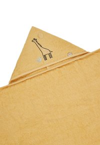 Gelbes Kapuzentuch aus strukturiertem Stoff, versehen mit einer gestickten Giraffe und einem kleinen Pflanzendesign in der Ecke der Kapuze.