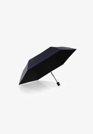 Parapluie noir avec une large toile carrée, un design épuré et une poignée droite. Il dispose d'un mécanisme de pliage compact et d'un embout rouge en accent.