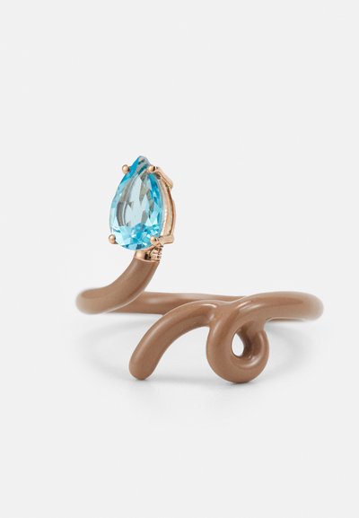 Inel flexibil de culoare brună cu un design răsucit, având o piatră prețioasă de formă pară, de culoare albastru deschis, prinsă în metal cu ton de aur.