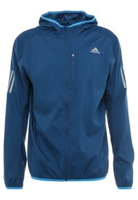 Chaqueta sintética de color azul marino con capucha, cierre delantero y puños elásticos; presenta acentos en azul claro y tres rayas blancas en las mangas.