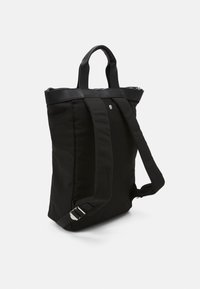 Sac fourre-tout noir au design structuré, fabriqué en tissu durable et agrémenté de bandoulières en cuir. Dispose d'une fermeture éclair et d'une bandoulière réglable.