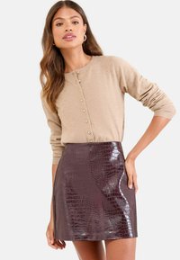 REGULAR FIT - MINI - Zīmuļsvārki - cherry red croc faux leather