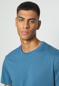 Only & Sons ONSMATT TEE 10 PACK - T-shirt básica - white/blush/bride/heather/green/papaya/icemelt/navy/black