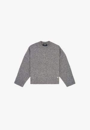 Grijze wollen trui met een ronde hals, lange mouwen, geribde manchetten en zoom, met een klein wit logo aan de rechteronderzijde.