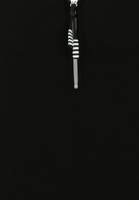 Schwarze Zip-Up-Top mit einem silbernen Reißverschluss und einem strukturierten Zipper, gefertigt aus glattem Stoff, mit einem einfachen, minimalistischen Design.