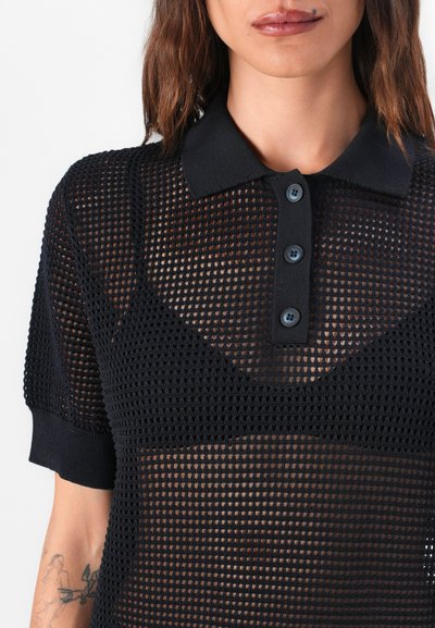 Polo shirt tricotat negru, cu un design din plasă, având trei nasturi frontali, mâneci scurte și un guler moale. Material texturat și respirabil.