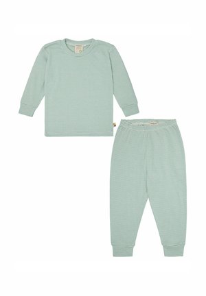 Lichtgroene gestreepte pyjama-set bestaande uit een langemouwen top met een ronde hals en bijpassende broek, gemaakt van zachte stof met een elastische tailleband.