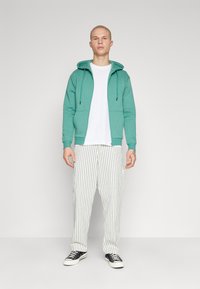 Jack & Jones JJEBRADLEY ZIP HOOD - Felpa con zip - bottle green