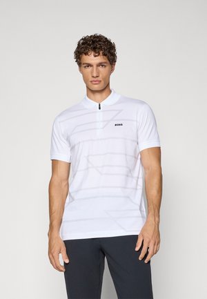 Hvit polo med kort glidelås, med subtile horisontale striper og en svart "BOSS"-logo på brystet. Glatt tekstur, klassisk krage.