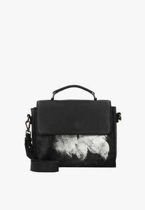 Borsa a mano in pelle nera con una finitura testurizzata, dotata di un dettaglio in pelliccia chiara. Include una maniglia superiore e una tracolla removibile.