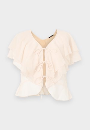 Svetlo roza bluzica z večstopenjskimi volančki, V-izrezom in tremi penteljami spredaj. Mehka tkanina in tekoč dizajn.