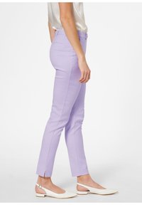 Lila gebloemde broek met een slim fit, met een middelhoge taille en zijsplitsingen aan de zoom, gecombineerd met witte platte schoenen.