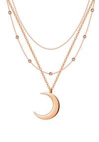 Collier multi-couches en or rose avec un pendentif en forme de lune croissante, des maillons texturés et des perles rondes. Les chaînes varient en épaisseur.