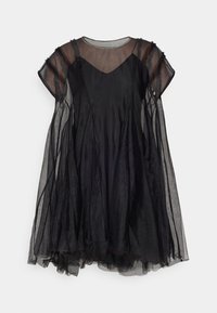 Czarna sukienka z krótkimi, przezroczystymi rękawami, warstwowym tiulowym materiałem i dekoltem w kształcie litery V. Lekka i zwiewna, z gładką podszewką.