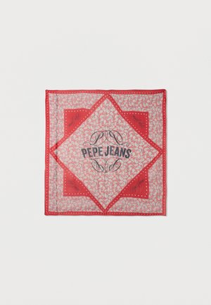 Štvorcový šál s červeno-bielym vzorom paisley, so značkou "PEPE JEANS" v strede a dekoratívnymi lemami.