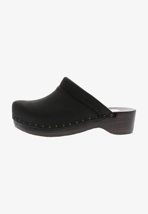 Schwarze Lederclogs mit abgerundeter Spitze, gebogenem Oberteil und Holzabsatz. Verfügt über dekorative Messingnieten an der Seite und genähte Details.