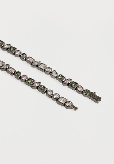 Smykkearmbånd med krystaller i forskellige former og farver i nuancer af grøn, pink og klar, sat i en mørk metalbase med lås.