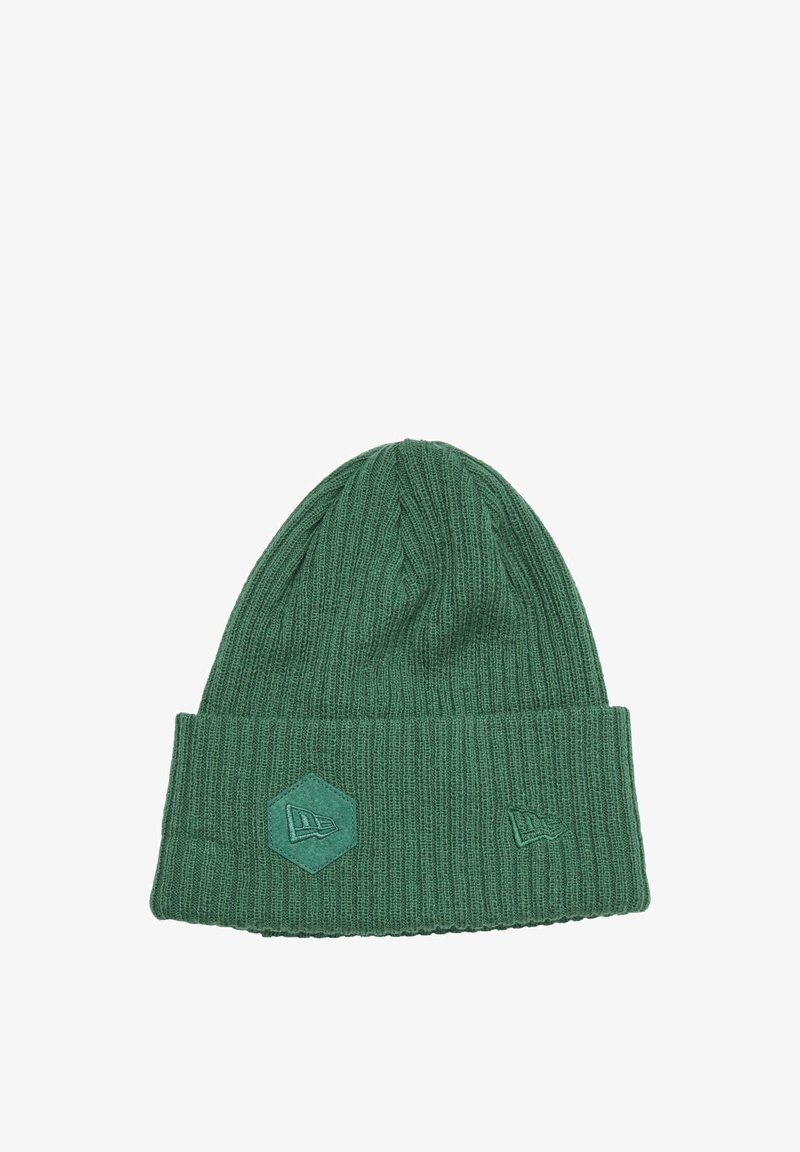 Bonnet en tricot côtelé vert avec revers roulé, doté d'un patch hexagonal et de détails de logo dans une teinte verte assortie.