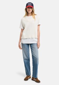 GANT WIDE V-NECK - Pulover - cream