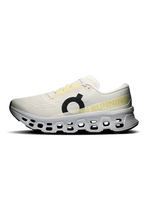 Chaussure de course blanche et jaune avec un logo circulaire noir, une tige en mesh et une semelle blanche épaisse dotée de grandes découpes rectangulaires.