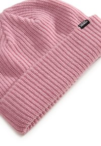 Cappello beanie lavorato a maglia rosa con risvolto e piccola etichetta nera Vans su sfondo bianco.