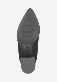 Chaussure à talons hauts en daim noir avec un bout pointu, dotée d'une semelle lisse, d'une texture ribbed subtile et d'une fermeture éclair sur le côté. Taille 35.