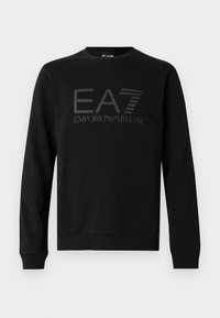 Fekete, hosszú ujjú, kerek nyakú pulóver, amelyen sötétszürke színű "EA7 Emporio Armani" logó található a mellrészen.