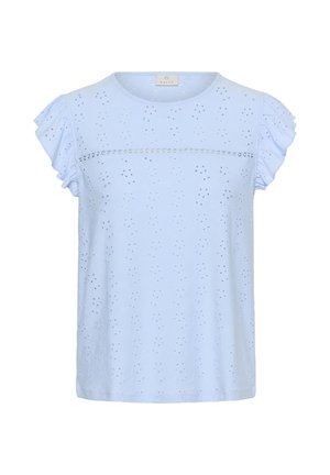 Blusa azul claro de manga corta con patrón de ojales, mangas con volantes, escote redondo y costura horizontal decorativa en el pecho.