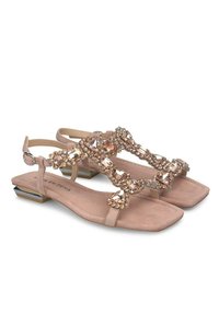 Sandali piatti in suede rosa con una fascia decorativa incrustata di gemme. Punta quadrata e tacco basso a blocco con dettagli metallici.