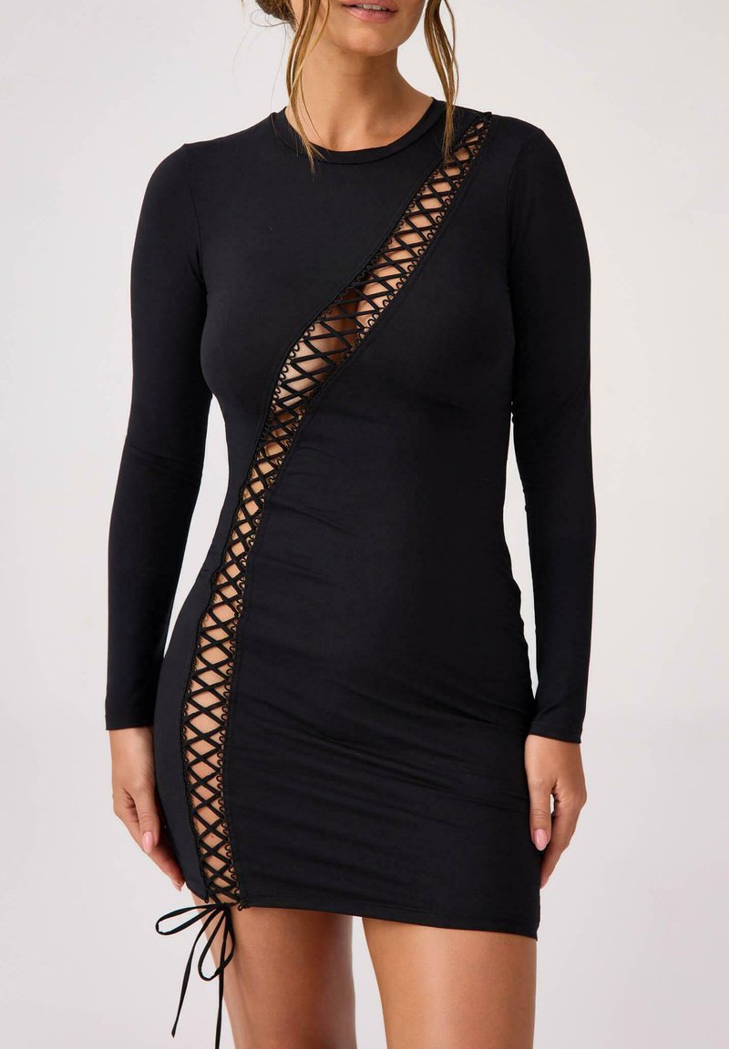 Czarna sukienka z długim rękawem z diagonalnym wycięciem z detalami sznurowania. Wykonana z elastycznego materiału z dopasowanym krojem.