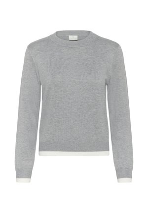 Hellgrauer langärmeliger Strickpullover mit Rundhalsausschnitt sowie gerippten Bündchen an Ärmeln, Saum und Hals, auf weißem Hintergrund dargestellt.