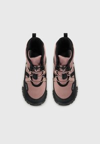 Botas altas rosas y negras con un upper texturizado, cordones estampados, suela de goma y tirador. Punta reforzada y soporte para el tobillo.