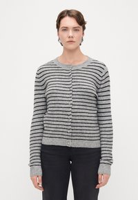 Gråstripet cardigan med rund hals, knappelukking foran og ribbestrikket kant. Har lange ermer og mykt, teksturert strikkemateriale.