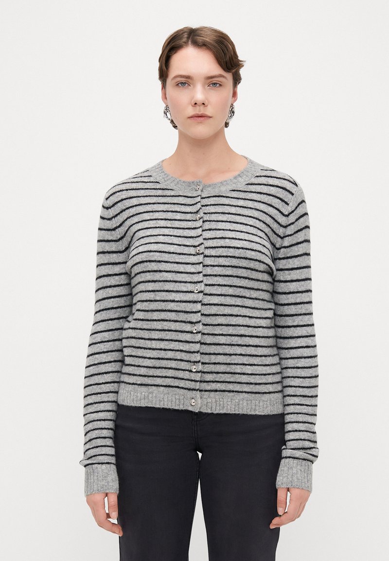 Gråstripet cardigan med rund hals, knappelukking foran og ribbestrikket kant. Har lange ermer og mykt, teksturert strikkemateriale.