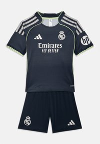 Maglia da calcio blu scuro e pantaloncini con accenti grigi, spalle a righe, loghi stampati e bordi verdi a contrasto. Realizzato in tessuto traspirante.