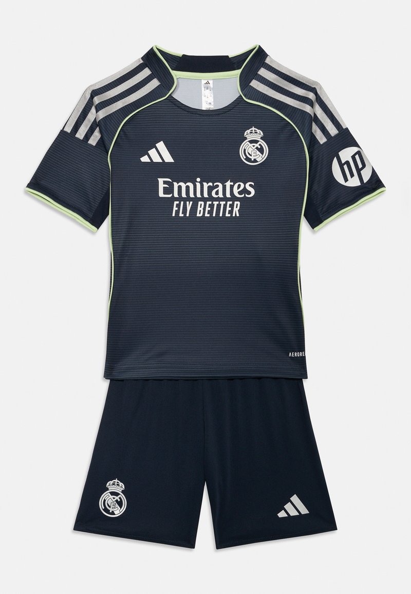 Maglia da calcio blu scuro e pantaloncini con accenti grigi, spalle a righe, loghi stampati e bordi verdi a contrasto. Realizzato in tessuto traspirante.