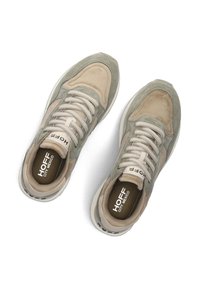Zapatillas de ante beige y verde con materiales texturizados, con cordones beige y plantillas acolchadas. Logo visible en la lengüeta y en la plantilla.