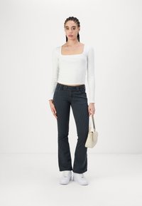 BDG Urban Outfitters BROOKE BOOTFLARE - Šiek tiek platėjantys apačioje džinsai - black