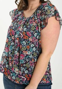 Blomstret kortærmet bluse i mørk navy, med flerfarvede blomster, læg foran og blødt, letvægtsstof med en afslappet pasform.