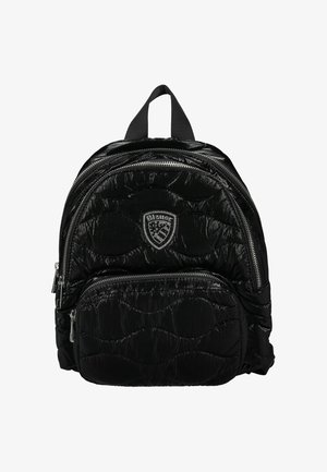 Zwarte rugzak van glanzend, gewatteerd materiaal, met ritsen, een voorvak en een logopatch aan de bovenkant.