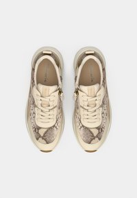 Baskets avec un motif serpent en beige et marron, présentant une tige texturée, des lacets et un détail de zip sur le côté.