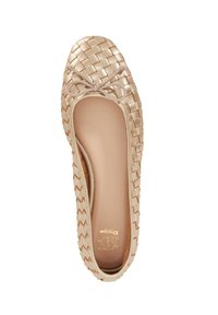 Ballerines plates dorées en métal tissé avec un bout arrondi et un petit nœud décoratif. Semelle intérieure beige lisse visible à l'intérieur de la chaussure.