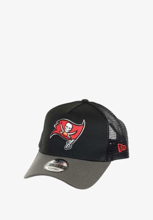 Schwarze Kappe mit grauem Schirm, ausgestattet mit einem roten Logo der Tampa Bay Buccaneers und Netzseiten. Enthält ein 9FORTY verstellbares Snapback-Detail.