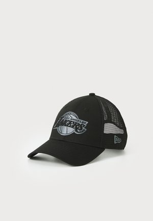 Sort baseballcap med broderet "Los Angeles Lakers" logo foran, mesh bag og solid skygge. Struktureret design med buet skygge.