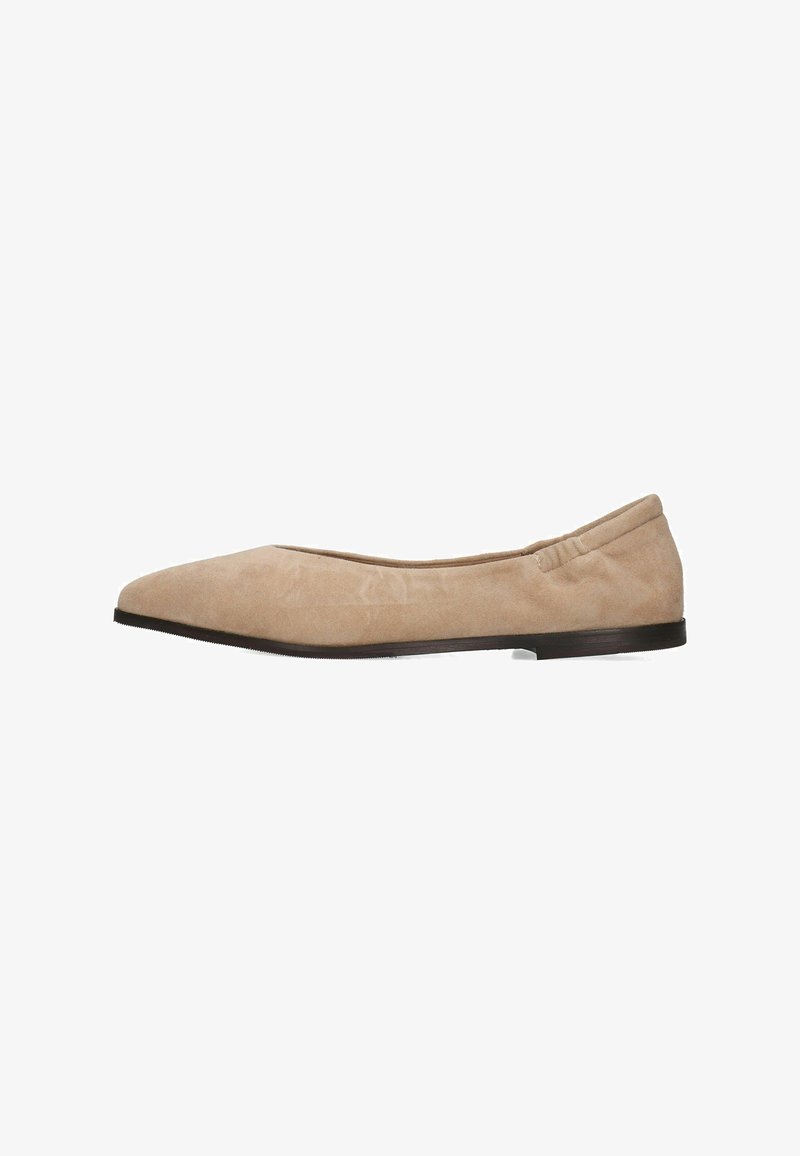 Bailarina de ante beige con puntera puntiaguda, acentos cosidos en los laterales y una suela flexible de perfil bajo. Textura suave en general.
