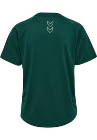 Camiseta atlética de manga corta en verde oscuro, con una textura suave, escote redondo y tres acentos en forma de chevron blancos en la parte posterior.